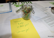 Even tellen: hoeveel KI-rietjes zie jij in deze glazen pot?