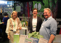 Hanneke Broekhuizen-Arts van de Biowinkelvereniging, Sander van Diepen van Biohuis en Gerard Kemper van Biologisch Limburg in de gedeelde stand van Biohuis en Bionext.