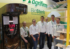 Jorrit Krom, Sanne van den Brink, Stefan de Vries, Erwin Ros, Michel van der Tuuk en Egbertjan Hilbrands van Agrifirm promoten hun nieuwe biomerk BioSterk met een boksmachine. Hoe sterk ben jij?