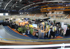 Een van de drie zalen van de Biobeurs zit ingeklemd in de wielerbaan van Omnisport Apeldoorn.