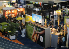 De stands van onder meer Gkazas, Odin en Bakkerij Van Westen vanaf boven gefotografeerd.