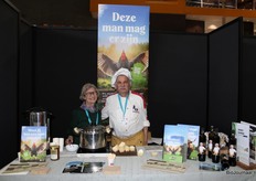 Martha Jeuken en Felice van ALLEBEI. Zij geven hanen en stieren óók een eerlijk en fijn leven.