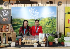 Foncy en Iris van OnOff met hun rijke selectie aan kruiden en sauzen.