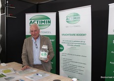 Jaap Gaastra van Actimin. Hier maken ze stalstrooisel en bodemvoeding van fijngemalen vulkanisch gesteente.