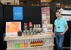 Emile Dercksen van Madal Bal met zijn ‘kleine’ groothandel in bioproducten.