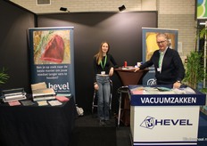 Nikola en Henk Harkink van Hevel leveren vacuümzakken, waarbij ze vechten tegen onnodige voedselverspilling.