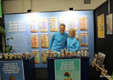 Robert van den Breemer en Kirstin Veldkamp van Horizon Natuurvoeding met hun authentieke notenpasta's en stropen.