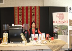 Gloria Beek van Illimani. Zuid-Amerikaanse koffiebonen die onder andere worden verbouwd op de grond van de Inca’s. Hun logo is een zonnegod die een kopje koffie drinkt.