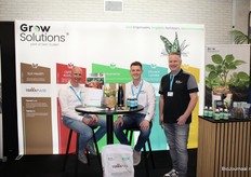Thomas, Joep Maas, en Coen Dekkers van Grow Solutions.Hier maken ze meststoffen, bodemverbeteraars en biostimulanten.
