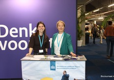 Pascalle de Ruyter en Kim van het ministerie van Landbouw, Visserij, Voedselzekerheid en Natuur, waar ze druk bezig zijn met het informeren en voorbereiden van de landbouwsector voor eventuele noodsituaties.