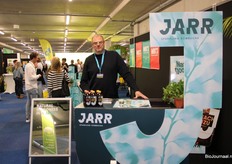Louis Croonen van Jarr met hun twee varianten kombucha.