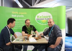 Johan Tielen (rechts) van Keizers Organic Plants in gesprek met zijn concullega's. Keizers expertise ligt in het telen van biologische preiplanten.