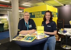 Hendrien Braakman en Karin van den Berg van Ekoland die hun naamsverandering naar ‘Sterke Erven’ promoten met hun stand