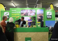 Koert Kuizenga van AgruniekRijnvallei Biologisch in gesprek met gasten. AgruniekRijnvallij heeft drie fabrieken voor biologisch veevoer.