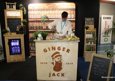 Jim van Ginger Jack. Een lokale gembershot uit België waar ze de keten zelf in handen hebben, van het persen en bottelen tot het verkopen.
