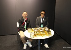 Gun Bahadur en zijn partner van Green Pice Coffee met hun Nepalese koffiebonen.