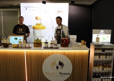 Olle Draijer en Jasper Otten van Blond and brown juices met hun gembershots, limonades en sappen. In hun winkel in Leidschendam is de Matcha de bestseller.