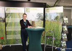 Sofie Knol van MediGran. Zij telen en produceren inheemse bloemenzaden voor bloemrijke akkerranden, kruidenrijke weiden voor koeien en meer biodiversiteit.