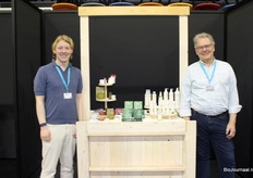 Stijn Valkenbrug en Theo Valkenburg, vader en zoon van Ik Ben Duurzaam werken met kleinere merken. Ze zijn distributeurs van eco- en biomerken, met onder andere het allereerste plantbased maandverband met houtpulp.