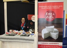 Tina da Rosa van Rosie en Riffy met hun plant based ‘camembert’ kazen.