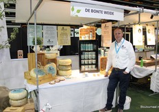 Mart-Jan de Jong van de Bonte Weide waar ze 70% van hun eigen bonte geitenmelk produceren en verwerken.