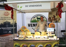 Theo Wildeboer van de Venehoeve. Ze hebben een kaas- en zuivelmakerij op hun eigen boerderij waar ze ook workshops geven.