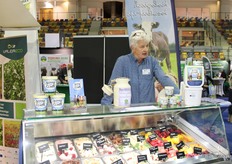 Barend Mul van Sonneclaer met zijn grote selectie van biologisch boerderij-ijs.