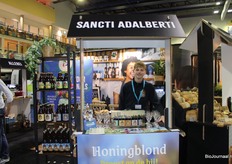 Barry van Sancti Adalberti met hun biologisch gebrouwen abdijbier.