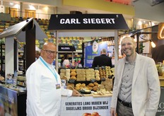 Ruud Nederend en Michel Schröder van Bakkerij Carl Siegert met hun diverse broden.