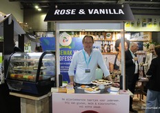 Erik de Wit van Rose & Vanilla met hun grote selectie van taartjes en gebakjes.