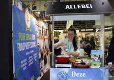Josephien van ALLEBEI, die naast hun stand ook een voedselkraampje hadden op de beurs waar ze hun hanenvlees serveerden.