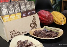 Een deel van de rauwe cacao lijn van Lovechock.