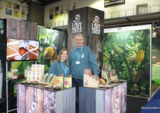 Tom Wiersma en Liz Wijker van Lovechock met hun veelzijdige range aan vegan chocola.