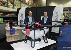 Han en Arjan Jansma van Qlobel, die mens en technologie laten samenwerken met hun zaden rijke grond balletjes en drones.