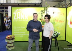 Arnie van Eijk en Astrid Rog van Bio-Center Zann, een distributie- en handelscentrum van biologische groenten, fruit en bloemen.