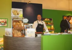 Ronald Groffen van Molco (CSM Benelux) liet de zeven soorten bio-broodjes zien. Deze broodjes vullen het assortiment sinds 1 januari aan.