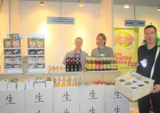 Inno Food Company liet de door hen vertegenwoordigde bio-producten zien én proeven. In de stand stonden Ewout de Groot, Maud Stork en Maarten Rijninks (van FairConnect).