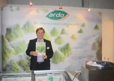 Ardo heeft ook een ruim aanbod van bio-groenten. René Roks laat de brochure zien.
