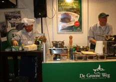 Bij De Groene Weg kon de bezoeker allerlei vlees proeven. Harry Joosten en Jan Buska staan in de 'keuken'.