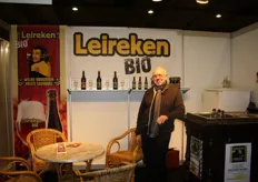 Leirekenbier zoekt het over de grens, Marcel Heuninck vertelt enthousiast over het Belgische biologisch bier. Er was een gratis biertje voor iedereen die een printje van de aankondiging op Biojournaal meebracht.