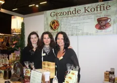 De dames Tessa Rijntalder, Karin Telepary en Nicole Schlooz vertellen meer over bio-koffie van Organo Gold.