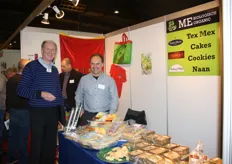 Gjalt Landman en Erik van Luyn (rechts) vertellen graag over het productaanbod van Market Endeavour, de stand ligt vol met houdbare bakkerijproducten.