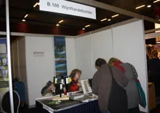 Bezoekers vragen bij Jeanet Bruining informatie op over de wijnwandeltochten.