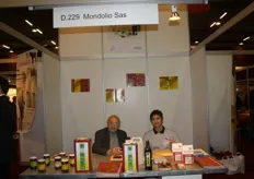 Simon Caillat en Mui Shu-Wah toonden Franse olijfolie op de beurs.