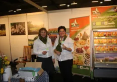 Annie Thomassen en Dikkie van den Brandhof voorzagen de bezoekers van snacks van Eco Puur.