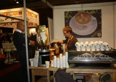 Bezoekers proeven van de koffie van Golden Coffee Box.