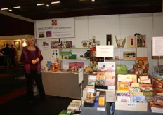Marianne Klaassen met de producten van Biologisch Geschenkpakket.