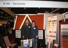 Wyger Smits en Anneke Slagter bij het huisje in de stand van Farvocolor.