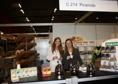 Madeleine Goedegebuure en Natasja Mollink schonken Piramide-thee.