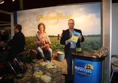 Geert Klaessen toont de PolderGoud-aardappelen.